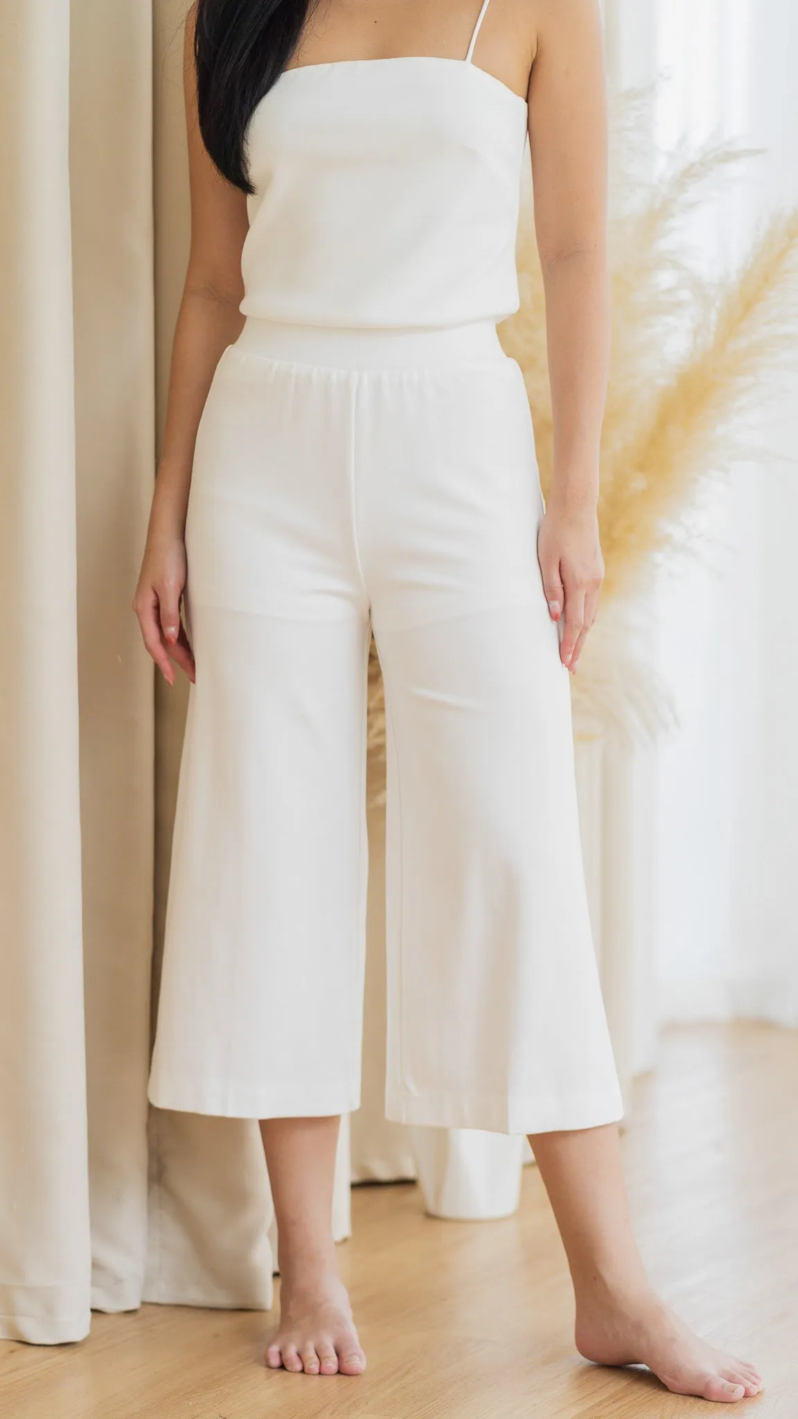 An Essential Mid-length Culottes in White [ONLINE ONLY]